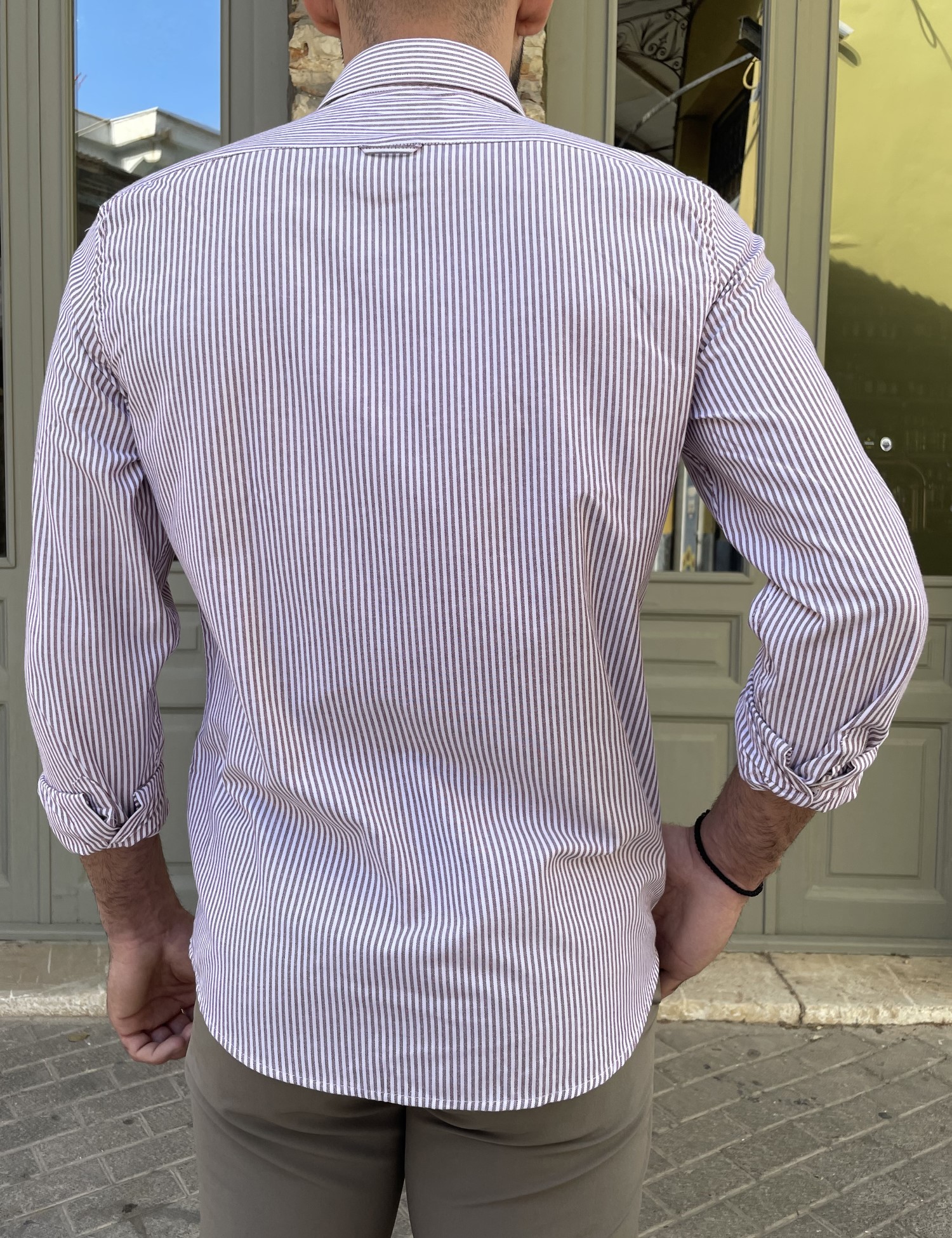 Ανδρικό πουκάμισο με γιακά λευκό με μπορντό ρίγα 2097 φωτογραφία